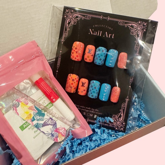 Louis Vuitton Designer Nails - Picture 2 of 6